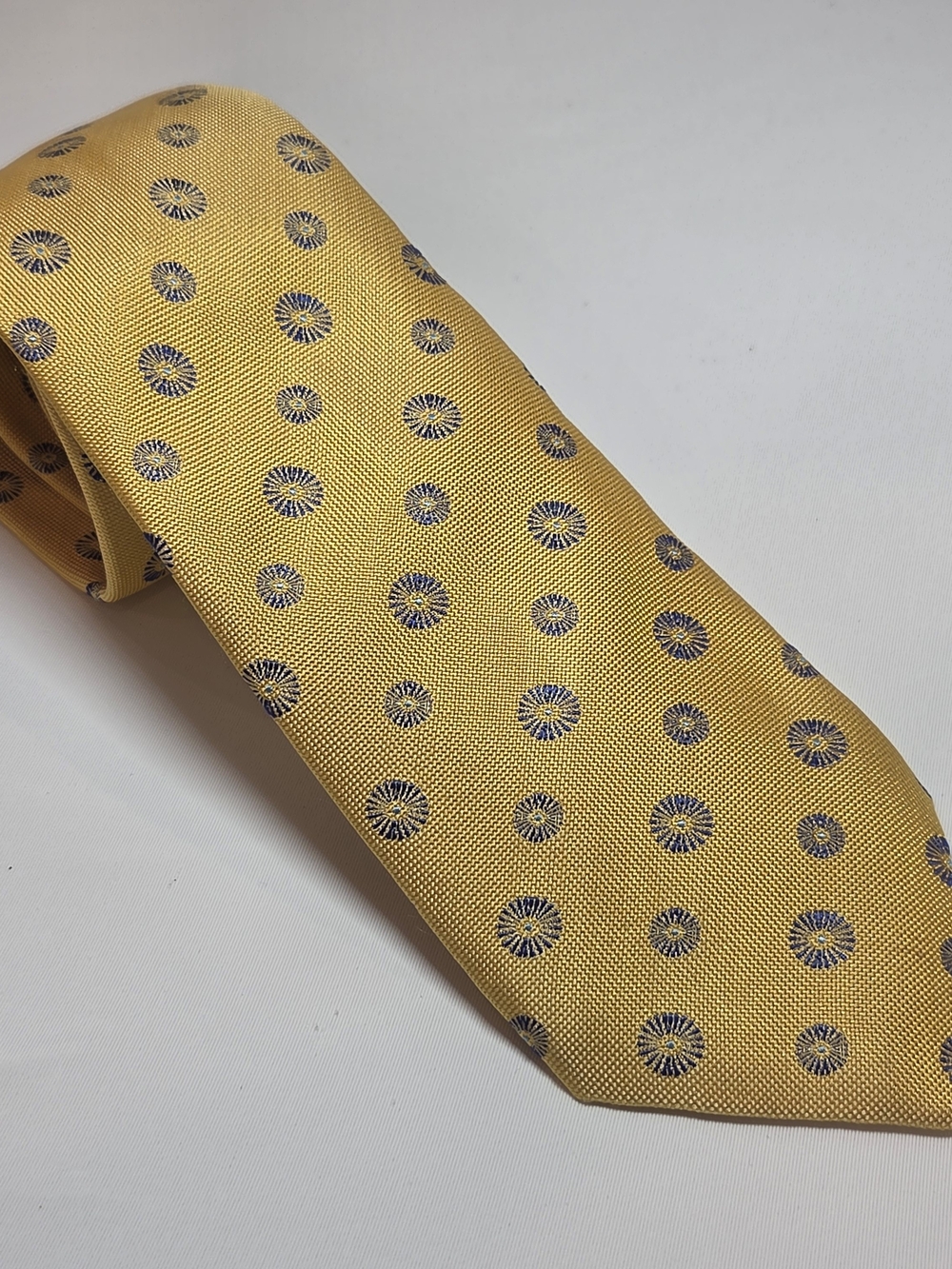 Thomas Pink Mens 100% Silk Gold Tie with Navy Blue Sequin Dots Pattern 3.15x58
